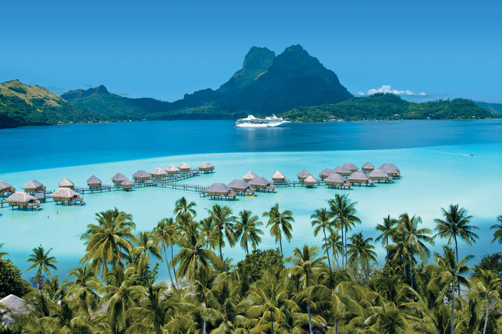 Built specifically to navigate the islands of French Polynesia, The Gauguin features a small size © Paul Gauguin Cruises